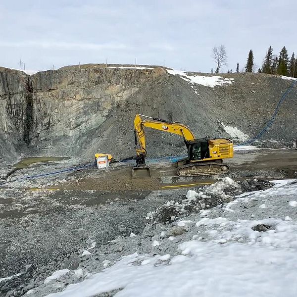 Gul grävmaskin jobbar vid nya guldgruvan i Vindelgransele.