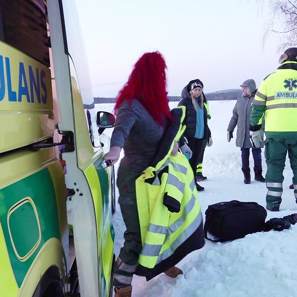 Blivande ambulanspersonal övar utomhus i Luleå