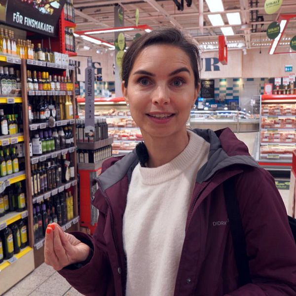 Kostforskaren Gita Berg från Uppsala Universitet står vid en hylla olivolja, en matvara som blivit betydligt dyrare under året.