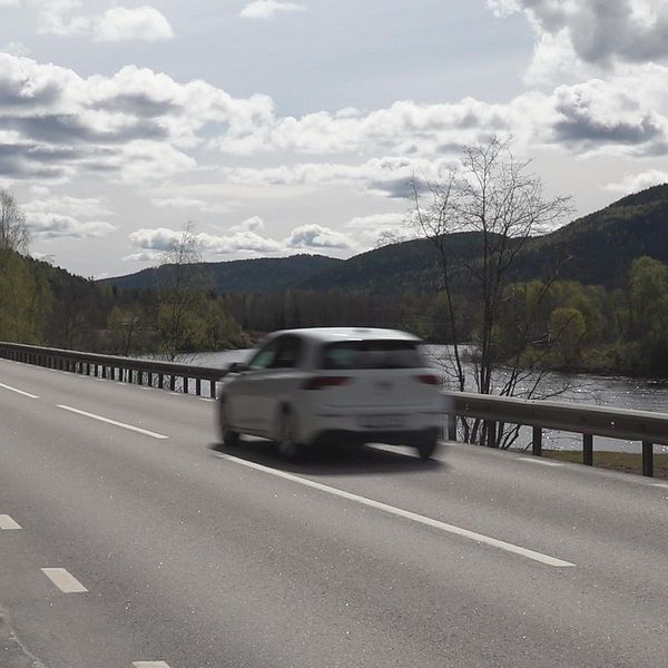 En bil som åker på väg 62 med Klarälven alldeles intill