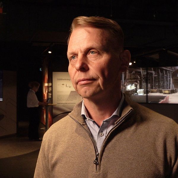 Carl Orrling, teknisk direktör vid SSAB, talar i en utställning om sjukdomsfallen.