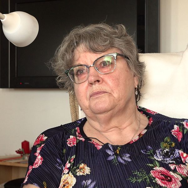 Ingrid Thingstad sitter i en fåtölj i sitt vardagsrum