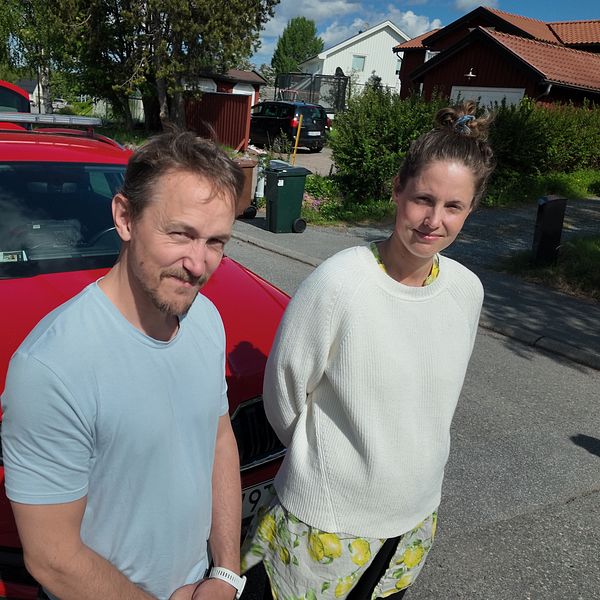 Brandmännen Jonas Segerstedt och Viktoria Aktell står framför en utryckningsbil på en gata i Kåge.