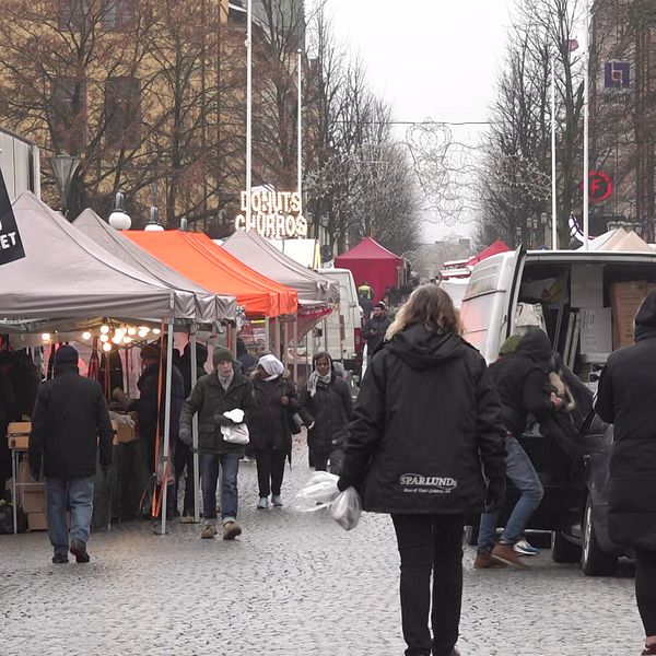 Hindersmässan i Örebro, marknadsstånd och människor. Kullerstensgata.