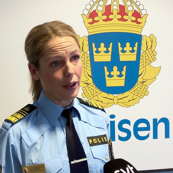 Kvinna iklädd polisuniform