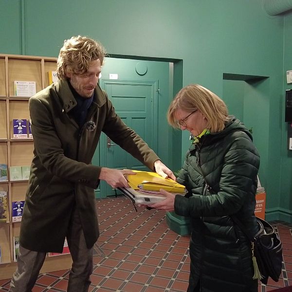 Madeleine Loostrand och Johan Uldall-Jörgensson lämnar över namnlistor till Lomma kommun för att få till en folkomröstning.