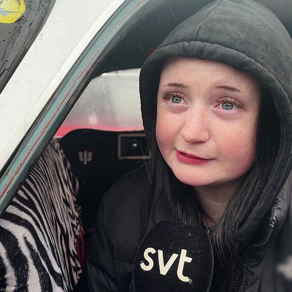 Person i en bil med zebra-inredning intervjuas av SVT.