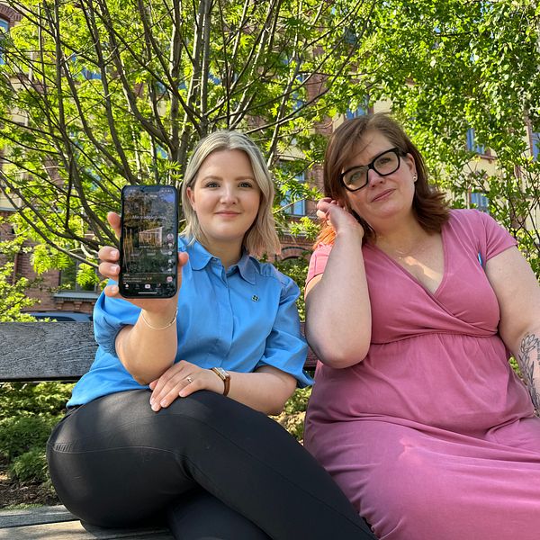 Centerpartiets Julia Algotsson och Kristdemokraternas Veronica Kerr sitter på en bänk
