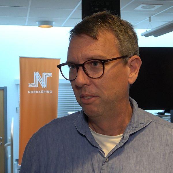 Olle Vikmång (S) intervjuas om nya riktlinjer för beredskaps- och säkerhetsarbetet.