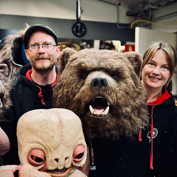 Niklas och Fia i verkstaden med zombiebjörnar och en alienfigur
