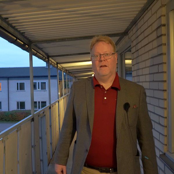 Man visar runt sättningsskador på loftgångar