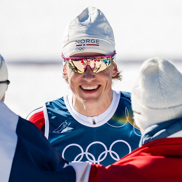 Kläbo firar historiskt nionde guld tillsammans med norska supportrar vid målgången.