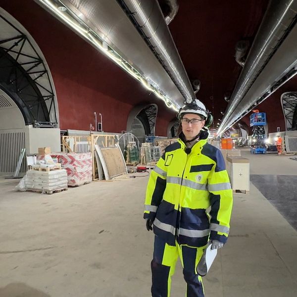 Följ med ner  i en nästan färdig tunnelbanehall inomhus vid Slussen.