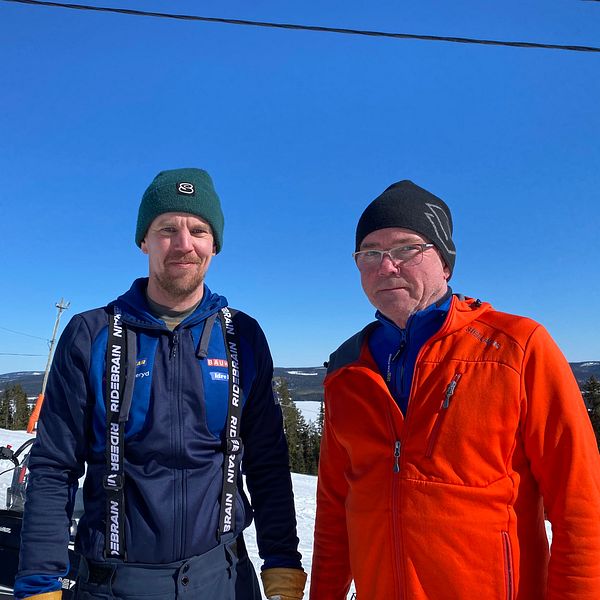 John Lindh och Tord Kristoffersson står i skidbacken.