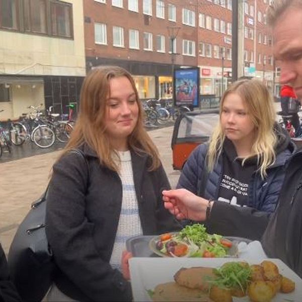 SVT:s reporter frågar några ungdomar om matpriser