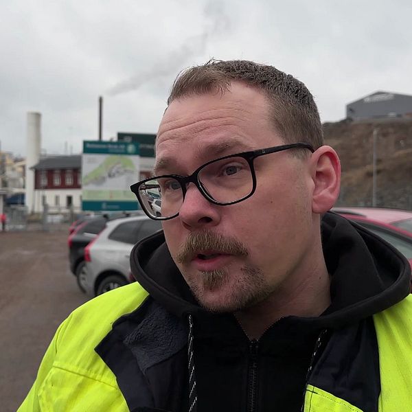 Jerry Sohlberg från Rottneros bruk i gul jacka fram för en parkering. I bakgrunden syns en byggarbetsplats.