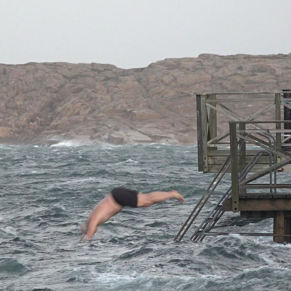 Per-Eric dyker i havet under stormen Boelo