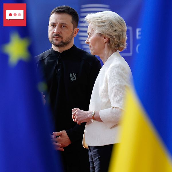 Ursula von der Leyen samtalar, omgiven av EU- och Ukrainaflaggor.