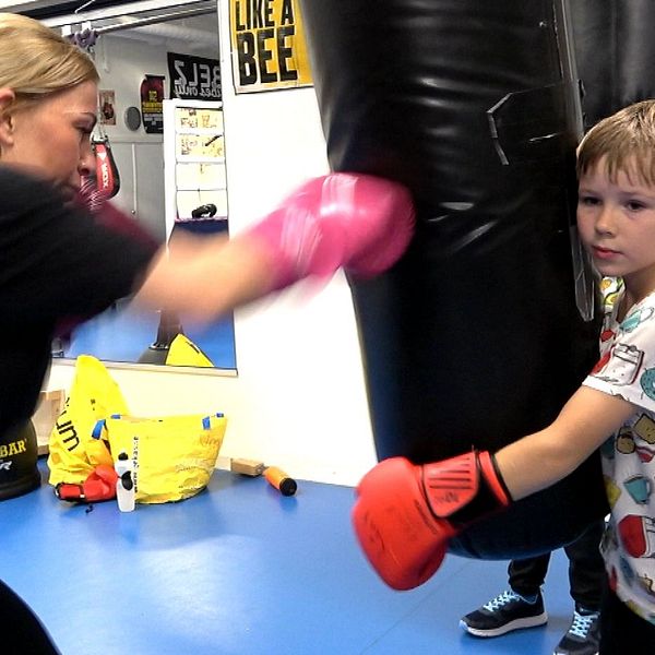 Malin Tigér och hennes son Zion tränar boxning tillsammans.