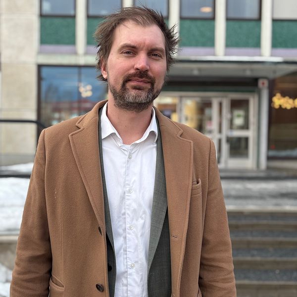 Tobias Sundberg (M), gruppledare i Boden står utanför kommunhuset.