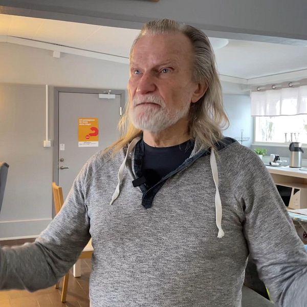 Jarmo Rantala visar lokalerna i Vänersborgs nya akutboende.