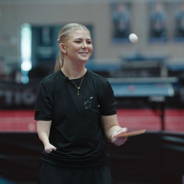 Bild på Anja Händén där hon studsar en pingisboll på sitt racket.