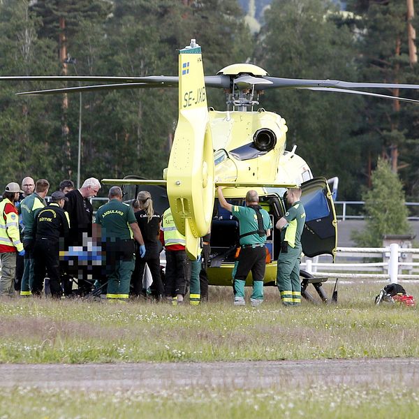 Ambulanshelikopter på Rättvikstravet efter olycka