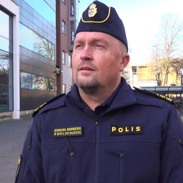 Polis utanför polishuset i Halmstad.
