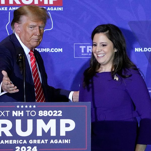 Donald Trump tillsammans med Elise Stefanik under ett valmöte den 19 januari.