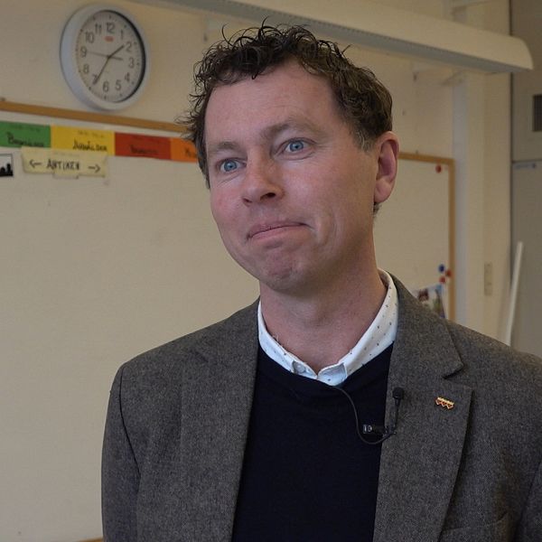 Ola Westmar är rektor på anpassade gymnasieskolan och står i ett klassru på sturegymnasiet i Halmstad.