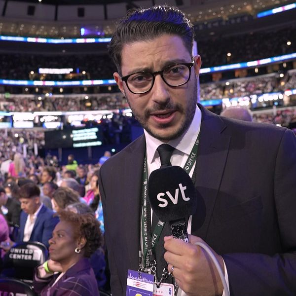 SVT:s Fouad Youcefi på Demokraternas konvent i Chicago.