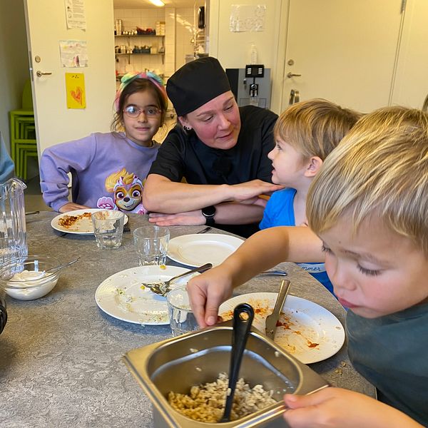 Kocken Josefina Landahl tillsammans med flera förskolebarn på förskolan Tindra
