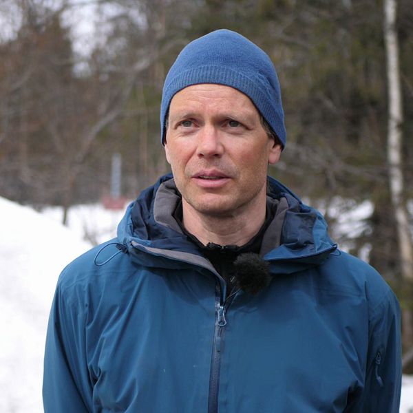 Lars-Marcus Kuhmunen, ordförande i Gabna sameby står i ett vinterlandskap