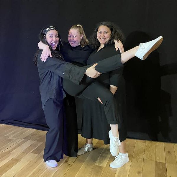 Amina Ouahid, Silja Lamhauge och Rebecca Drammeh står på en scen.