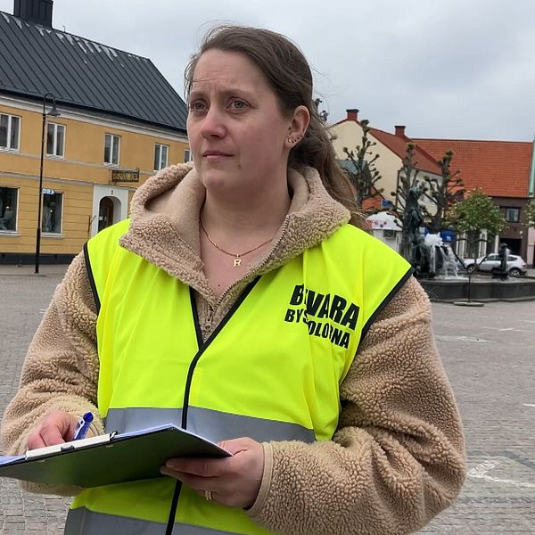 Camilla Wäli initiativtagare för Bevara byskolorna står framför  stora torget i Laholm