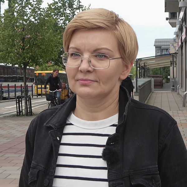 Bild på Hanna Sokalska som intervjuas på en gata i Boden.