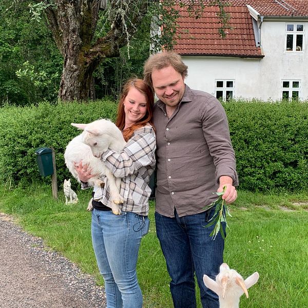 Par framför gammalt hus