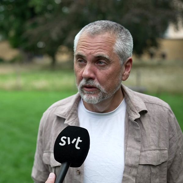 Erik Larsson intervjuas utomhus av SVT om Anas al-Sharif och journalister i Gaza.