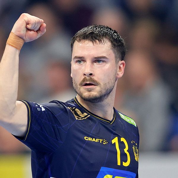 2.05 in i Rapportsändningen kommer ett inslag från handbolls-EM, där Sebastian Karlsson valdes till Sveriges bäste spelare med sina sju mål.