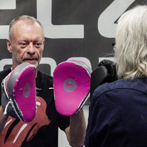 Två personer boxar på boxningsklubben i Eskilstuna