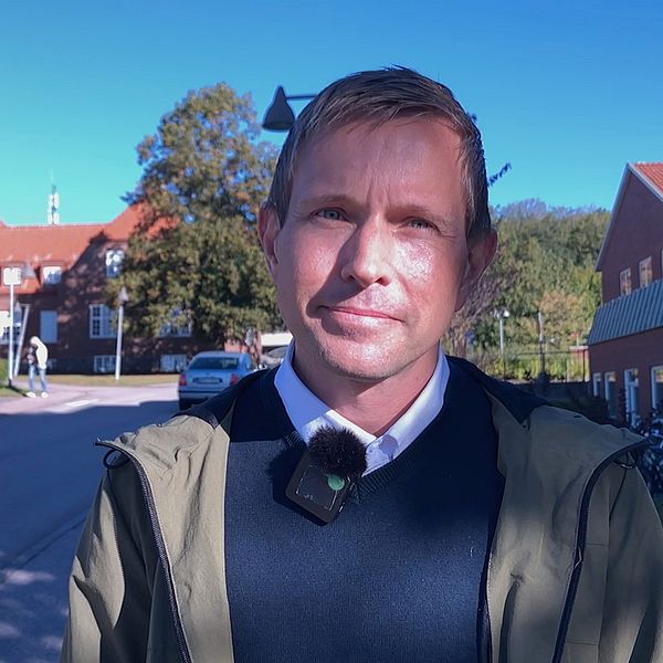 Christian Lidén (C) utanför Hallands sjukhus i Halmstad