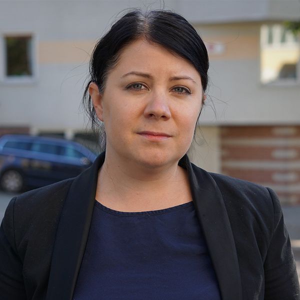 sophia ahlin (M) framför en blurrig bakgrund. Finansregionråd i region Blekinge. Samarbetspartierna kräver hennes avgång.