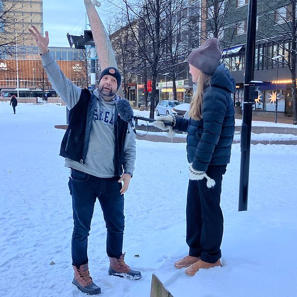 Bygglovschefen blir intervjuad på Guldtorget i Skellefteå