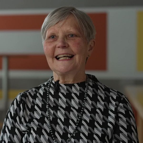Heli Lindström kertoo haastattelussa suomen kielen aseman vahvistamisesta Ruotsissa.