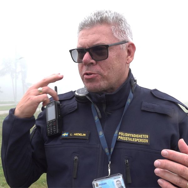 polisens presstalesperson som viftar med händerna