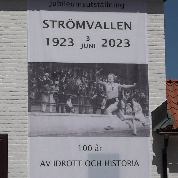 Vepa från utställningen om idrottshistoria placerad på Strömvallens fasad i Gävle