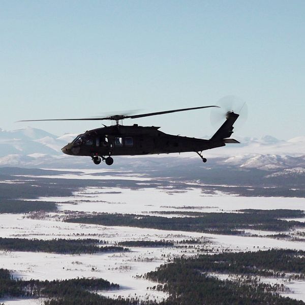 Militärhelikopter flyger över övningsområdet i Kebnekaisemassivet.