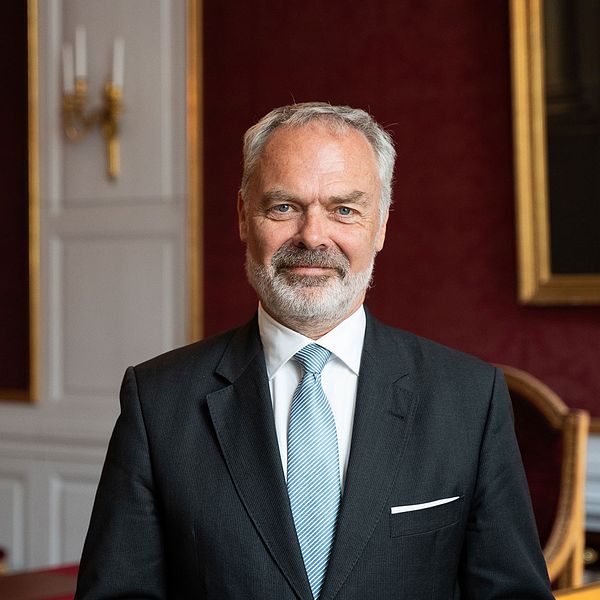 Jan Björklund, tidigare partiledare för Liberalerna, blir ny riksmarsalk vid hovet. Här fotad iklädd kostym i ett rum med röd tapet och inredning med gulddetaljer.