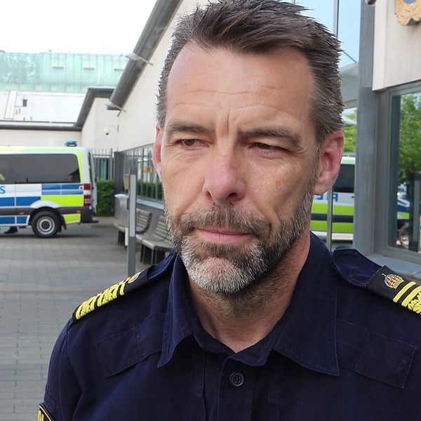 Patrik Isacsson, polismästare, utanför polishuset i Helsingborg.