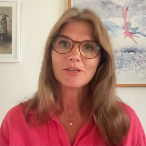 Jenny Madestam i Morgonstudion framför en vägg med tavlor